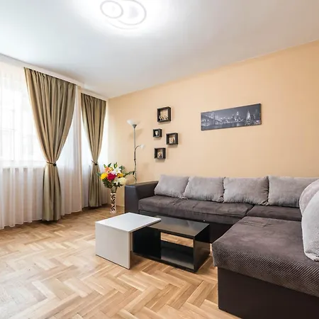 Downtown аpartment With Free Parking וארנה