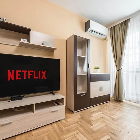 Downtown аpartment With Free Parking וארנה